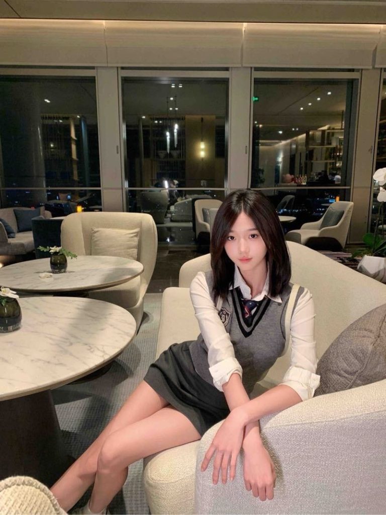 深圳外围 真实04刚破C小巧玲珑首次学生妹 jk服筷子腿1