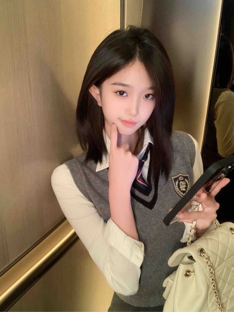 深圳外围 真实04刚破C小巧玲珑首次学生妹 jk服筷子腿4