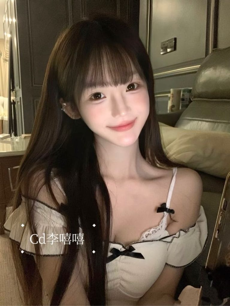 成都外围 06年白小纯165纯天然妈生脸 无整筷子腿