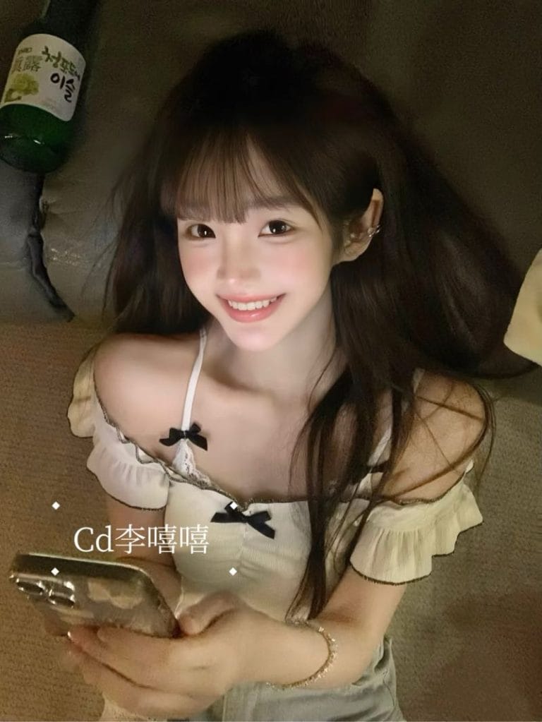 成都外围 06年白小纯165纯天然妈生脸 无整筷子腿