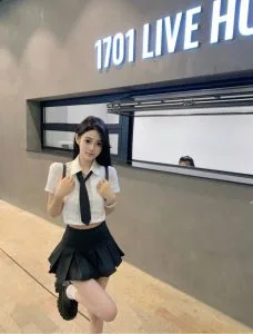 杭州外围 初恋女友感04年170CM身材均匀纯天然无整