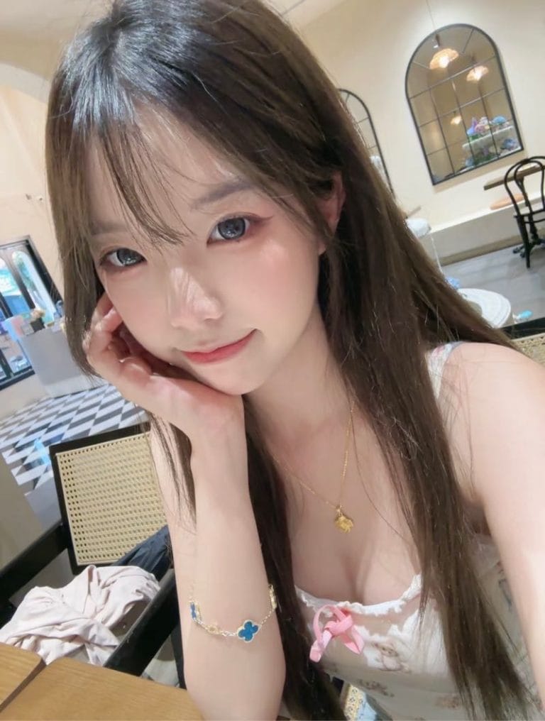 杭州外围 07年白小纯165CM纯天然C杯三点粉嫩