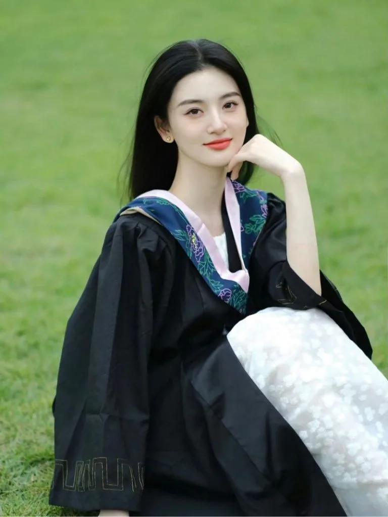 上海外围 06年学生校花170CM天然D杯可素颜见知书达礼