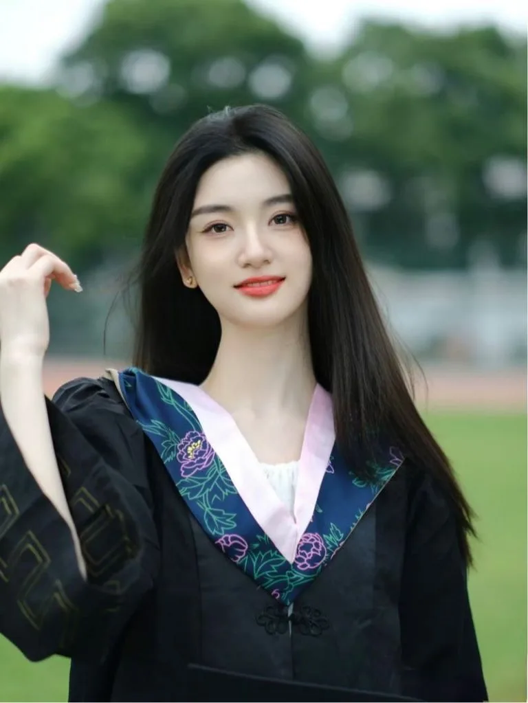 上海外围 06年学生校花170CM天然D杯可素颜见知书达礼