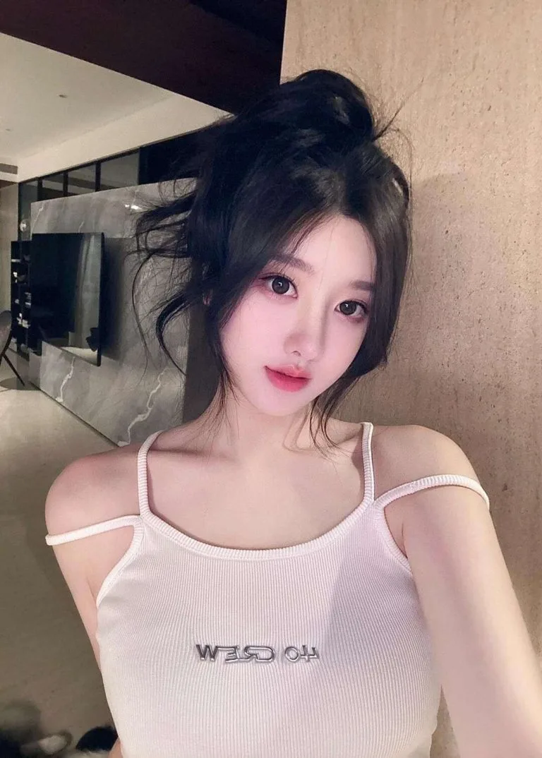 成都外围 传媒大学174CM胜任各种知势04年完美腰臀比
