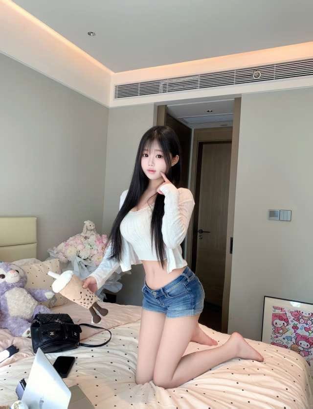 深圳外围 童颜巨乳代名词07年168CM笔直长腿 天然大E