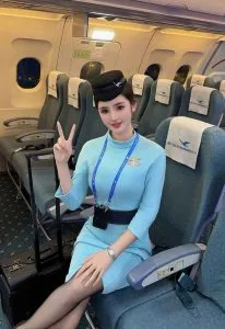 深圳外围 01年极品空姐178CM厦航制服证件齐全S型身材