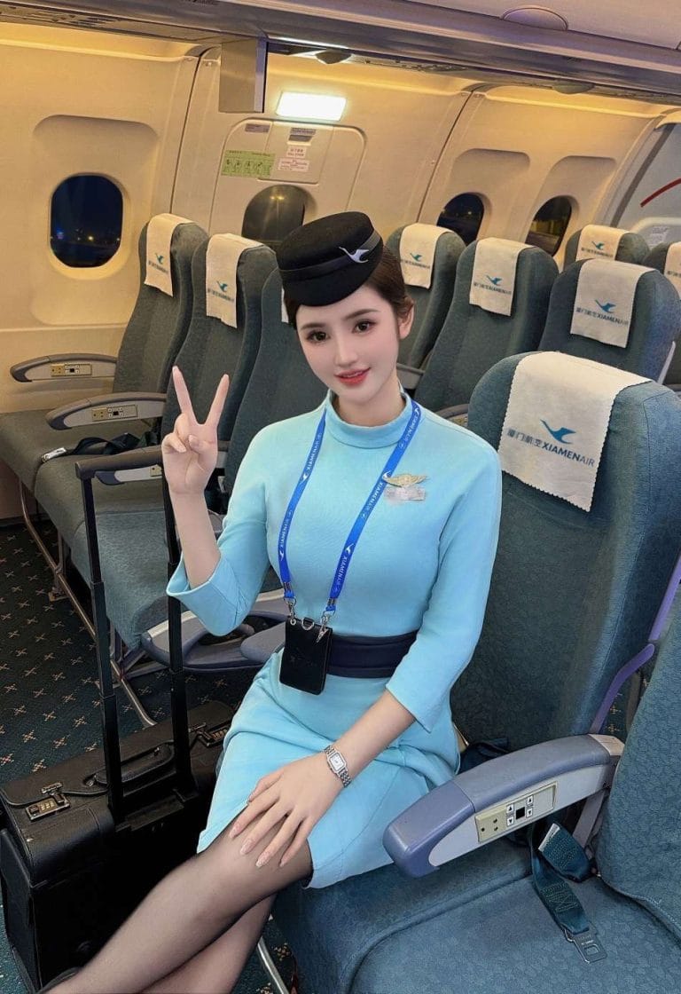 深圳外围 01年极品空姐178CM厦航制服证件齐全S型身材