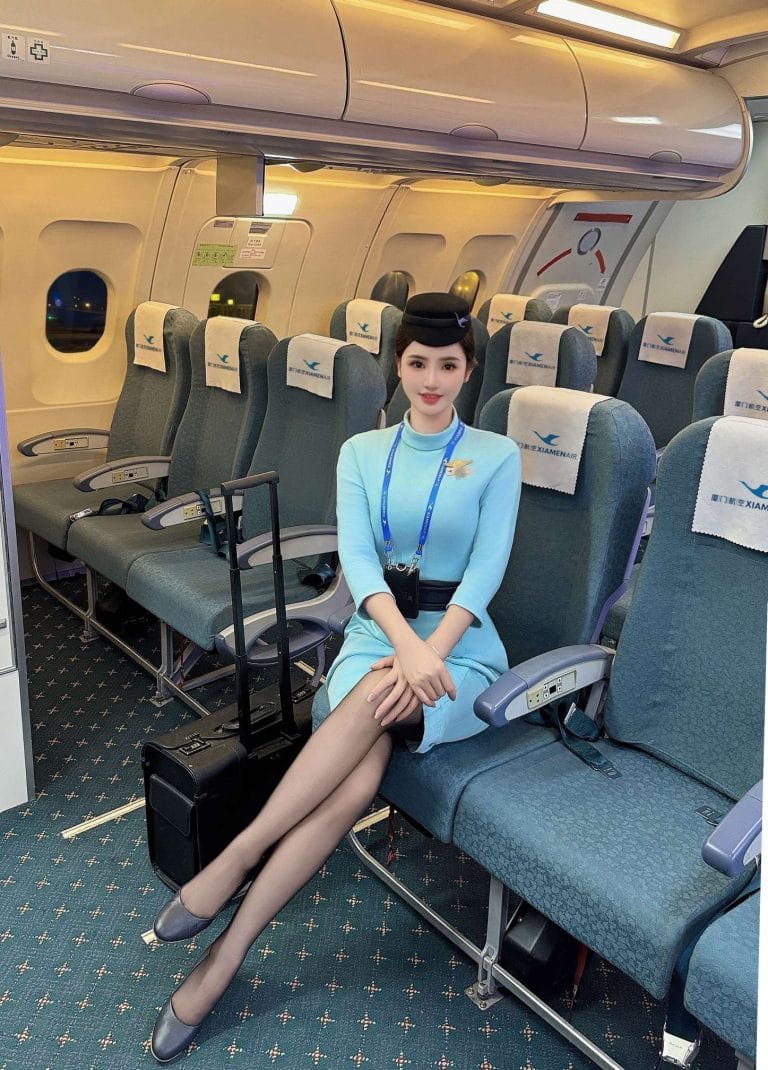 深圳外围 01年极品空姐178CM厦航制服证件齐全S型身材