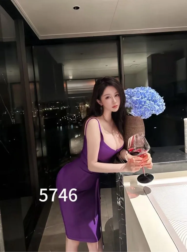 深圳外围 极品纯欲兼职170/D杯02年 皮肤白皙光滑标准A4腰大翘臀