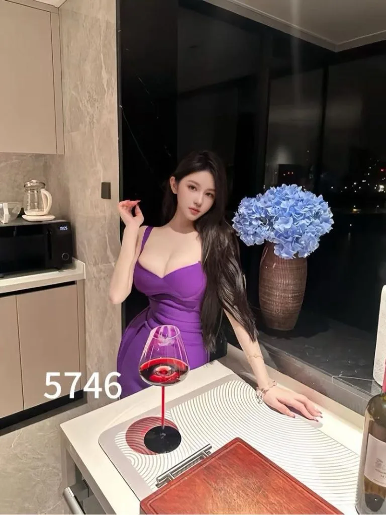 深圳外围 极品纯欲兼职170/D杯02年 皮肤白皙光滑标准A4腰大翘臀