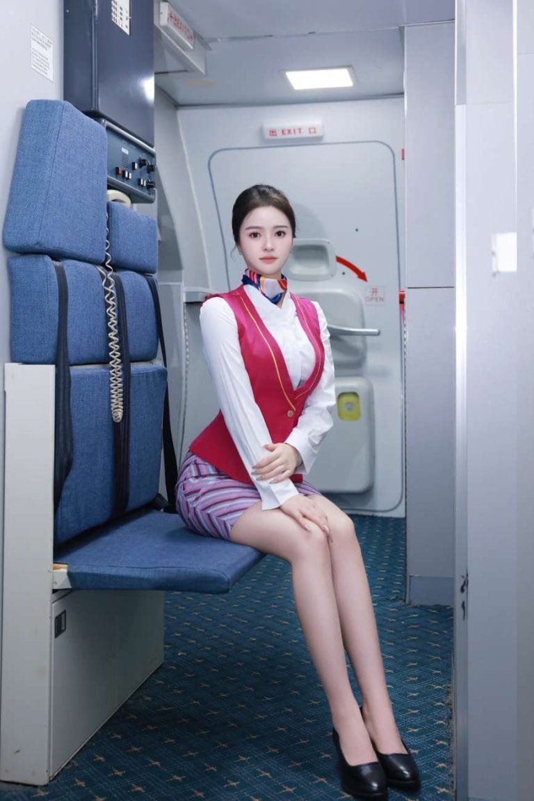 深圳外围 04年南航在飞空姐170D身材火辣热情主动 全身雪白干净