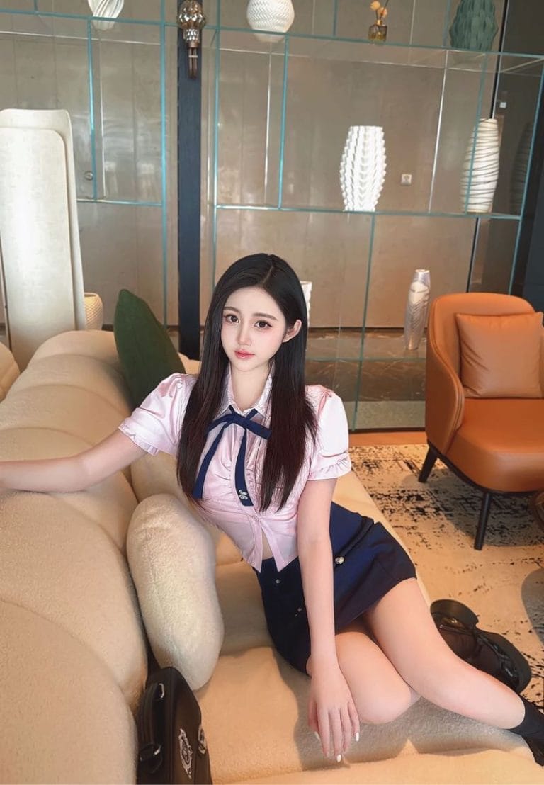 深圳外围 06年少数民族清纯小学妹 166天然C杯长相甜美性格开朗
