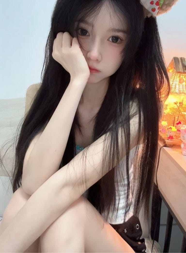上海外围 纯纯新人初次下水 07年白小纯身高170CM肤白貌美腿长