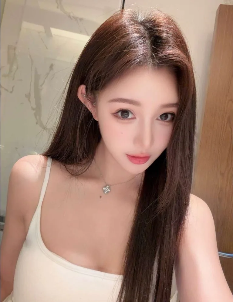北京外围 首次纯欲款03年皮肤雪白 172CM大长腿蜜桃臀完美比例