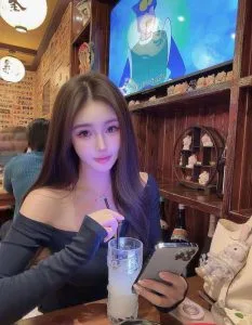 北京外围 首次纯欲款03年皮肤雪白 172CM大长腿蜜桃臀完美比例