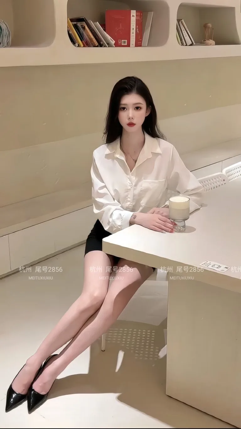 杭州外围 极品气质长腿04年纯自然妈生脸没有瑕疵 175/C模特身材 